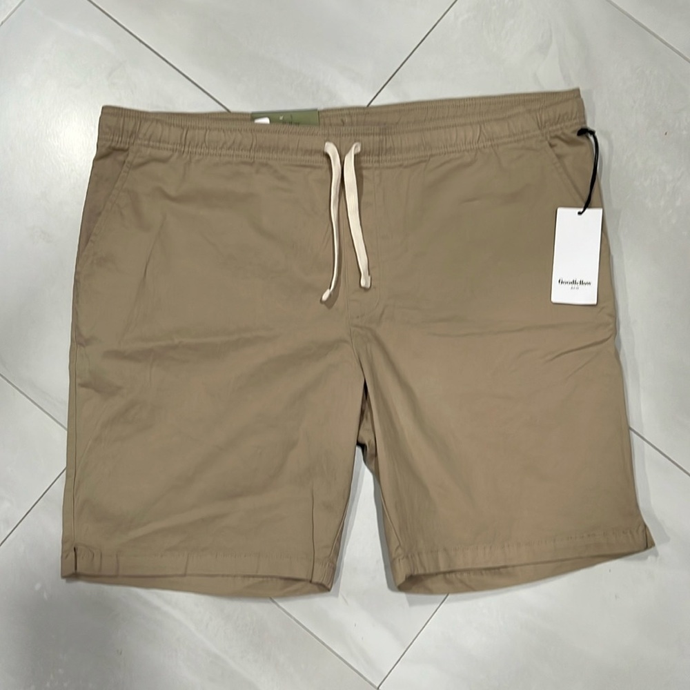 NWT… Men’s L Goodfellow & Co Classic Tan shorts